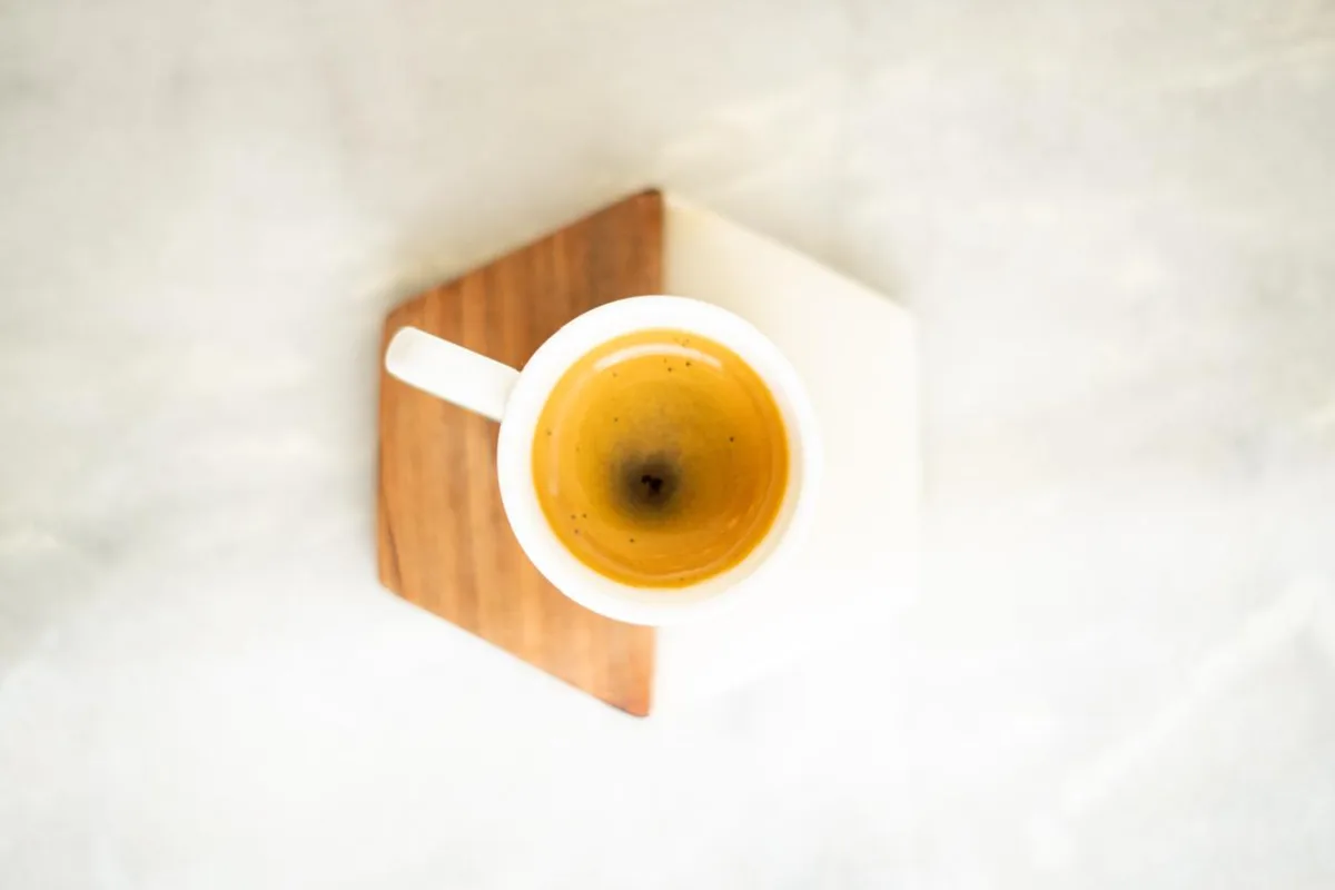 Espresso visto desde arriba sobre tabla de madera