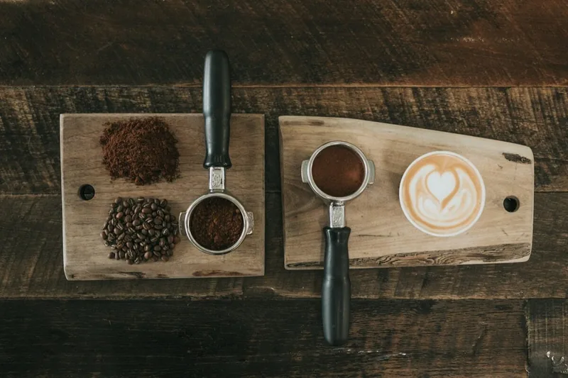 Molido y espresso sobre tablas de madera