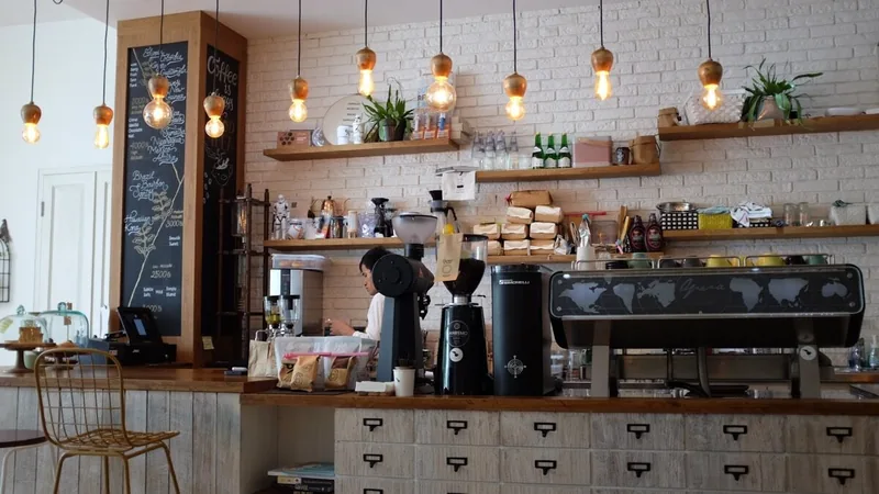 La máquina de espresso detrás de la barra